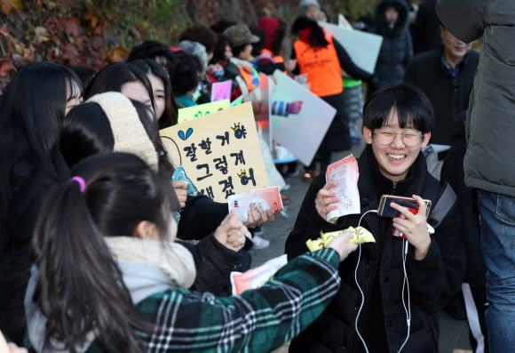 [수능] ‘후배들 응원 받으며’