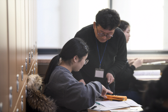 2020학년도 대학수학능력시험이 치러진 14일 오전 서울 중구 이화여자외국어고등학교에서 시험 감독관이 신분 확인을 하고 있다. 2019. 11.14 오장환 기자 5zzang@seoul.co.kr