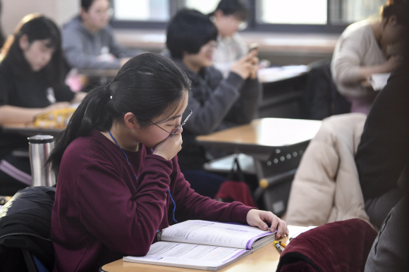 2020학년도 대학수학능력시험이 치러진 14일 오전 서울 중구 이화여자외국어고등학교에서 시험을 보는 수험생들이 시험 볼 준비를 하고 있다. 2019. 11.14 오장환 기자 5zzang@seoul.co.kr