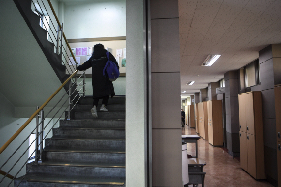 2020학년도 대학수학능력시험이 치러진 14일 오전 서울 중구 이화여자외국어고등학교에서 늦게 도착한 수험생이 고사장으로 향하고 있다. 2019. 11.14 오장환 기자 5zzang@seoul.co.kr