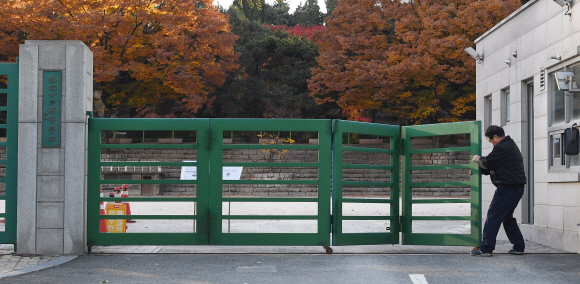 2020학년도 대학수학능력시험이 치러진 14일 서울 이화여자외국어고등학교에서 학교 직원이 고사장 입실 시간이 자나자 정문을 닫고 있다. 2019.11.14 오장환 기자 5zzang@seoul.co.kr