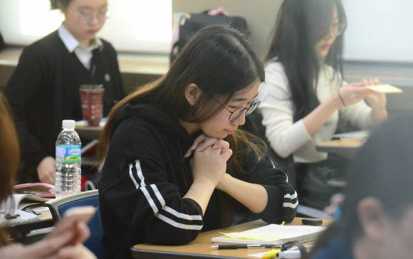 대입수능시험이 치러진 14일 오전 서울 중구 정동 이화여자외국어고등학교에 마련된 고사장에서 한 수험생이 시험 시작 전 손을 모으고 있다.  2019. 11.14 오장환 기자 5zzang@seoul.co.kr