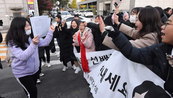 2020학년도 대학수학능력시험이 치러진 14일 서울 이화여자외국어고등학교 앞에서 수험생이 후배 학생들의 응원을 받으며 수험장으로 들어가고 있다. 2019.11.14 오장환 기자 5zzang@seoul.co.kr