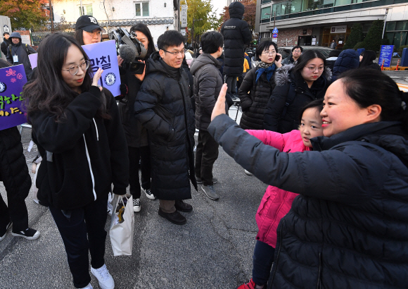 2020학년도 대학수학능력시험이 치러진 14일 서울 중구 이화여자외국어고등학교 앞에서 한 수험생이 가족의 응원을 받고 있다. 2019.11.14 오장환 기자 5zzang@seoul.co.kr