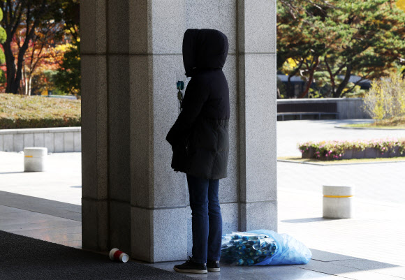 꽃 들고 기다리는 지지자