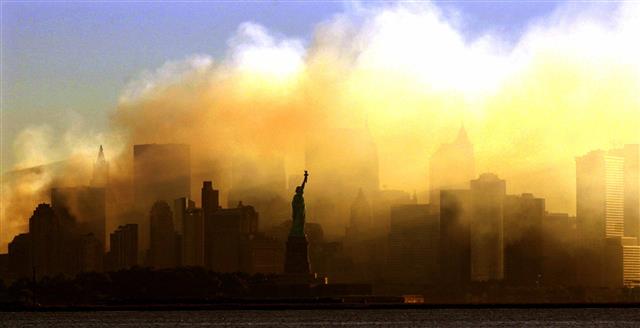 2001년 9월 15일, 미국 세계무역센터를 겨냥한 9·11 테러가 일어난 지 며칠이 지나도 뉴욕엔 짙은 먼지가 가득했다. AP 연합뉴스