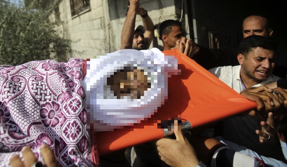 13일 이스라엘의 공습으로 사망한 7살 아미르 아이야드의 주검이 옮겨지고 있다. 가자지구 AP 연합뉴스