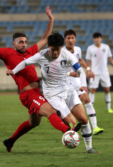 14일(한국시간) 레바논 베이루트의 스포츠시티 스타디움에서 열린 2022 카타르 월드컵 아시아지역 2차 예선 H조 4차전 한국 대 레바논 경기에서 손흥민이 후반 마지막까지 거친 돌파를 시도하고 있다. 2019.11.15  연합뉴스