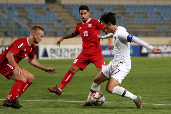 14일(한국시간) 레바논 베이루트의 스포츠시티 스타디움에서 열린 2022 카타르 월드컵 아시아지역 2차 예선 H조 4차전 한국 대 레바논 경기에서 손흥민이 후반 마지막까지 거친 돌파를 시도하고 있다. 2019.11.15  연합뉴스