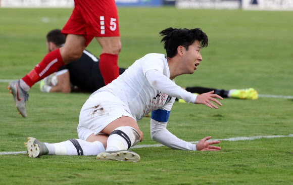 14일(한국시간) 레바논 베이루트의 스포츠시티 스타디움에서 열린 2022 카타르 월드컵 아시아지역 2차 예선 H조 4차전 한국 대 레바논 경기에서 골문을 향해 돌파하던 손흥민이 골키퍼 메흐디 갈킬의 선방에 막혀 넘어지고 있다. 2019.11.15  연합뉴스
