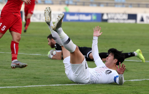 14일(한국시간) 레바논 베이루트의 스포츠시티 스타디움에서 열린 2022 카타르 월드컵 아시아지역 2차 예선 H조 4차전 한국 대 레바논 경기에서 골문을 향해 돌파하던 손흥민이 골키퍼 메흐디 갈킬의 선방에 막혀 넘어지고 있다. 2019.11.14  연합뉴스