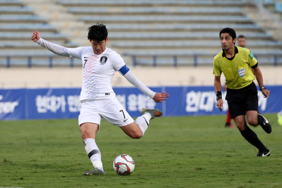 14일(한국시간) 레바논 베이루트의 스포츠시티 스타디움에서 열린 2022 카타르 월드컵 아시아지역 2차 예선 H조 4차전 한국 대 레바논 경기에서 손흥민이 슈팅을 하고 있다. 2019.11.15  연합뉴스