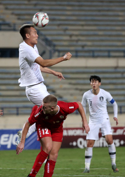 14일(한국시간) 레바논 베이루트의 스포츠시티 스타디움에서 열린 2022 카타르 월드컵 아시아지역 2차 예선 H조 4차전 한국 대 레바논 경기에서 김신욱이 골문 앞에서 공중볼을 다투고 있다.  2019.11.15  연합뉴스