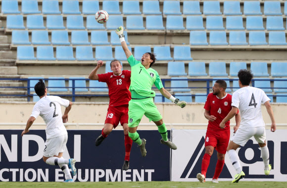 14일(한국시간) 레바논 베이루트의 스포츠시티 스타디움에서 열린 2022 카타르 월드컵 아시아지역 2차 예선 H조 4차전 한국 대 레바논 경기에서 골키퍼 김승규가 공중볼을 펀칭으로 쳐내고 있다.   2019.11.15  연합뉴스