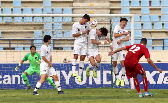 14일(한국시간) 레바논 베이루트의 스포츠시티 스타디움에서 열린 2022 카타르 월드컵 아시아지역 2차 예선 H조 4차전 한국 대 레바논 경기에서 수비수들이 바셀 즈라디의 프리킥을 막고 있다. 2019.11.15  연합뉴스