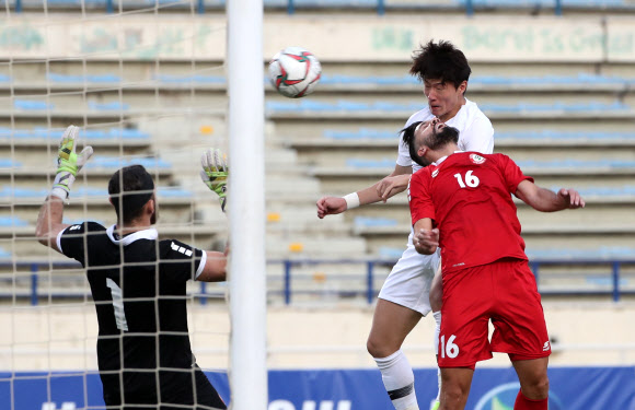 14일(한국시간) 레바논 베이루트의 스포츠시티 스타디움에서 열린 2022 카타르 월드컵 아시아지역 2차 예선 H조 4차전 한국 대 레바논 경기에서 황의조의 헤딩슛이 아쉽게 골대를 맞아 불발되고 있다. 2019.11.15  연합뉴스