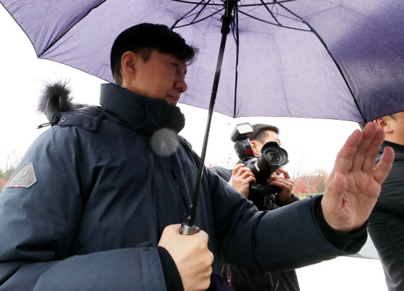 조국 전 법무부 장관이 15일 오전 부인인 정경심 교수의 접견을 마치고 경기도 의왕시 서울구치소에서 나와 차량으로 향하고 있다. 2019.11.15  연합뉴스