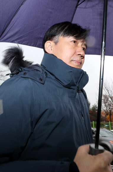 조국 전 법무부 장관이 15일 오전 부인인 정경심 교수의 접견을 마치고 경기도 의왕시 서울구치소에서 나와 차량으로 향하고 있다. 2019.11.15  연합뉴스