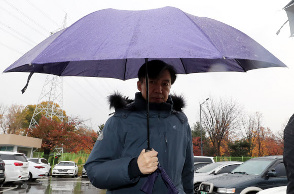 조국 전 법무부 장관이 15일 오전 부인인 정경심 교수의 접견을 마치고 경기도 의왕시 서울구치소에서 나와 차량으로 향하고 있다. 2019.11.15  연합뉴스