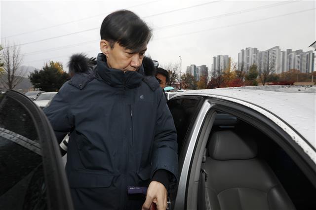 조국 전 법무부 장관이 15일 오전 경기 의왕 서울구치소에서 부인 정경심 동양대 교수 면회를 마친 뒤 구치소를 나서고 있다. 조 전 장관은 지난 14일 피의자 신분으로 검찰에 비공개 출석해 진술거부권을 행사, 조사 8시간만에 귀가했다. 2019.11.15 뉴스1