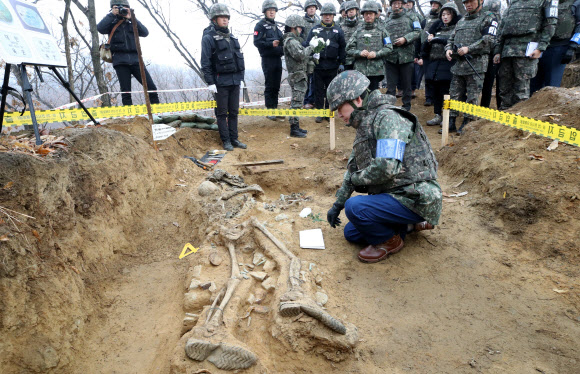 이낙연 국무총리가 15일 오전 강원도 철원 화살머리고지 유해발굴 현장을 방문, 유해에 헌화하고 있다. 2019.11.15  연합뉴스