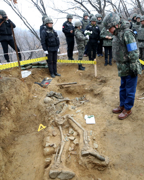 이낙연 국무총리가 15일 오전 강원도 철원 화살머리고지 내 6·25 전사자 유해발굴 현장을 방문해 발굴된 유해에 헌화한 뒤 묵념하고 있다. 2019.11.15  연합뉴스