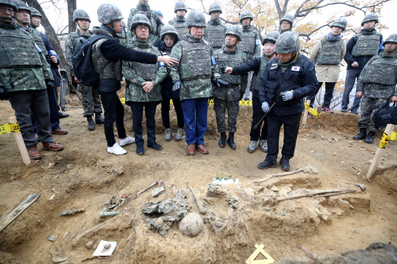 이낙연 국무총리가 15일 오전 강원도 철원 화살머리고지 유해발굴 현장을 방문, 관련 설명을 듣고 있다. 2019.11.15  연합뉴스