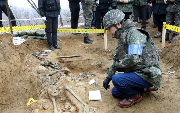 이낙연 국무총리가 15일 오전 강원도 철원 화살머리고지 유해발굴 현장을 방문, 유해에 헌화하고 있다. 2019.11.15  연합뉴스