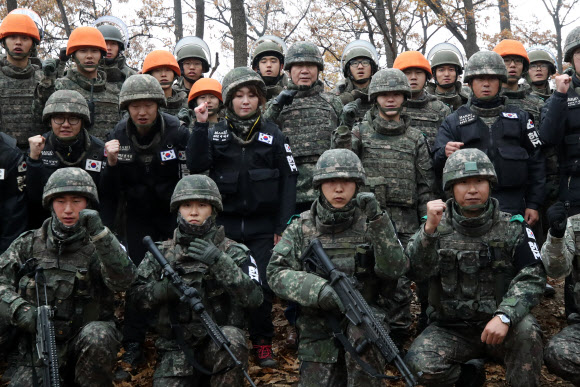 이낙연 국무총리가 15일 오전 강원도 철원 화살머리고지 내 6·25 전사자 유해발굴 현장을 방문해 유해를 발굴 중인 장병들을 격려한 뒤 기념촬영을 하고 있다.  2019.11.15  연합뉴스