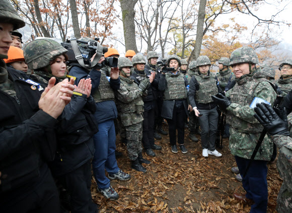 이낙연 국무총리가 15일 오전 강원도 철원 화살머리고지 내 6·25 전사자 유해발굴 현장을 방문해 유해 발굴 중인 장병들을 격려하고 있다.   2019.11.15  연합뉴스