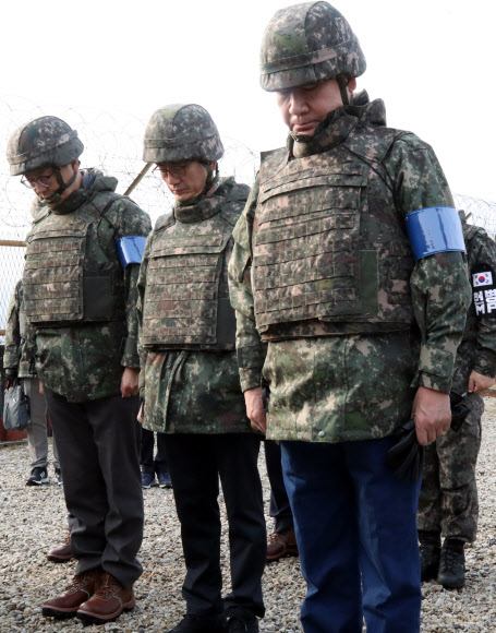 이낙연 국무총리가 15일 오전 강원도 철원 화살머리고지 GP에서 전적비에 헌화한 뒤 묵념하고 있다. 2019.11.15  연합뉴스