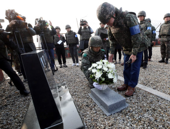 이낙연 국무총리가 15일 오전 강원도 철원 화살머리고지 GP에서 전적비에 헌화하고 있다. 2019.11.15  연합뉴스
