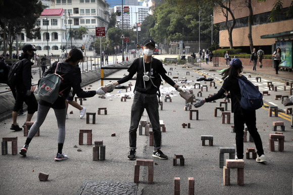 지난 14일 홍콩 시위 참가자가 홍콩과기대에서 경찰 진입에 대비해 벽돌 등을 모으고 있다. 홍콩 AP 연합뉴스