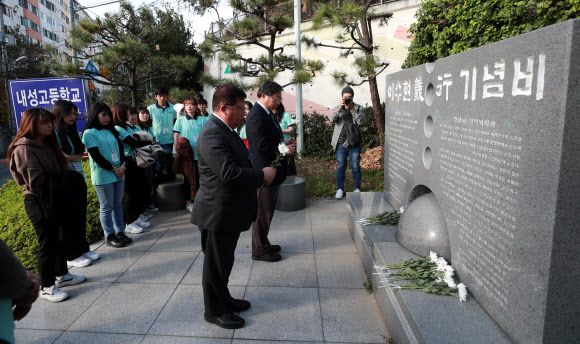 이수현 기념비에 헌화하는 일본인