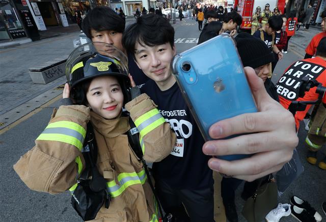 ‘방화복 입고 소방관 노고 체험해요’
