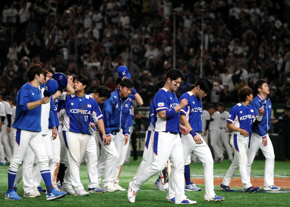 야구대표팀 선수들이 16일 일본 도쿄돔에서 열린 2019 세계야구소프트볼연맹(WBSC) 프리미어12 슈퍼라운드 한국과 일본의 경기가 끝나고 관중들을 향해 인사를 마치고 돌아가고 있다. 도쿄 연합뉴스