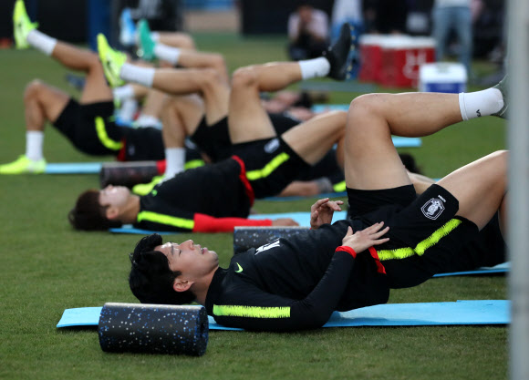 몸 푸는 손흥민