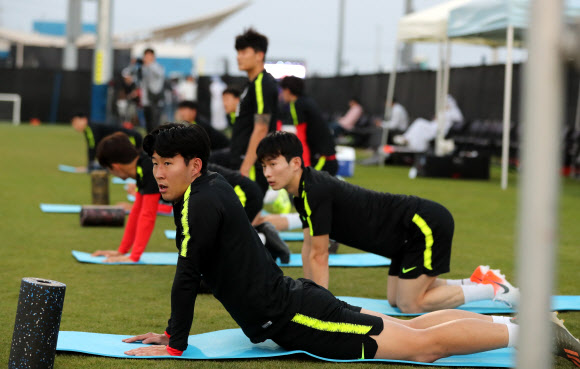 스트레칭 하는 손흥민