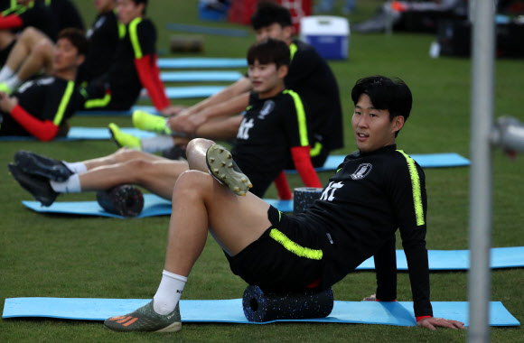 몸 푸는 손흥민