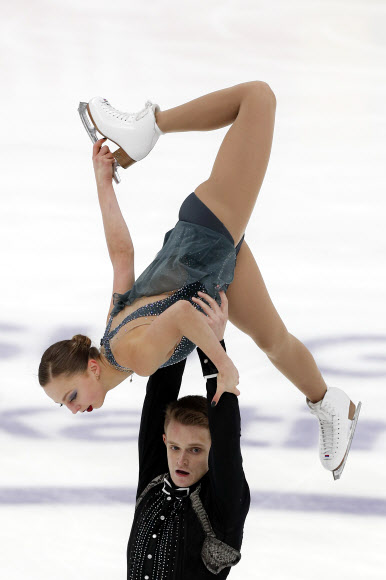16일(현지시간) 러시아 러시아 모스크바에서 열린 2019 국제빙상경기연맹(ISU) 피겨스케이팅 그랑프리 5차 대회 ‘로스텔레콤 컵’ 페어 경기에 출전한 선수들이 프리스케이팅 연기를 펼치고 있다. AP 연합뉴스