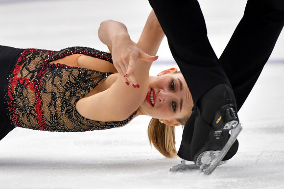 16일(현지시간) 러시아 러시아 모스크바에서 열린 2019 국제빙상경기연맹(ISU) 피겨스케이팅 그랑프리 5차 대회 ‘로스텔레콤 컵’ 페어 경기에 출전한 선수들이 프리스케이팅 연기를 펼치고 있다. AFP 연합뉴스