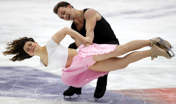 16일(현지시간) 러시아 러시아 모스크바에서 열린 2019 국제빙상경기연맹(ISU) 피겨스케이팅 그랑프리 5차 대회 ‘로스텔레콤 컵’ 페어 경기에 출전한 선수들이 프리스케이팅 연기를 펼치고 있다. AFP 연합뉴스