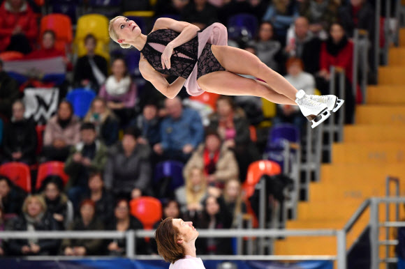 16일(현지시간) 러시아 러시아 모스크바에서 열린 2019 국제빙상경기연맹(ISU) 피겨스케이팅 그랑프리 5차 대회 ‘로스텔레콤 컵’ 페어 경기에 출전한 선수들이 프리스케이팅 연기를 펼치고 있다. AFP 연합뉴스