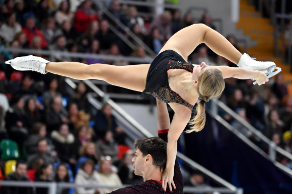 16일(현지시간) 러시아 러시아 모스크바에서 열린 2019 국제빙상경기연맹(ISU) 피겨스케이팅 그랑프리 5차 대회 ‘로스텔레콤 컵’ 페어 경기에 출전한 선수들이 프리스케이팅 연기를 펼치고 있다. AFP 연합뉴스