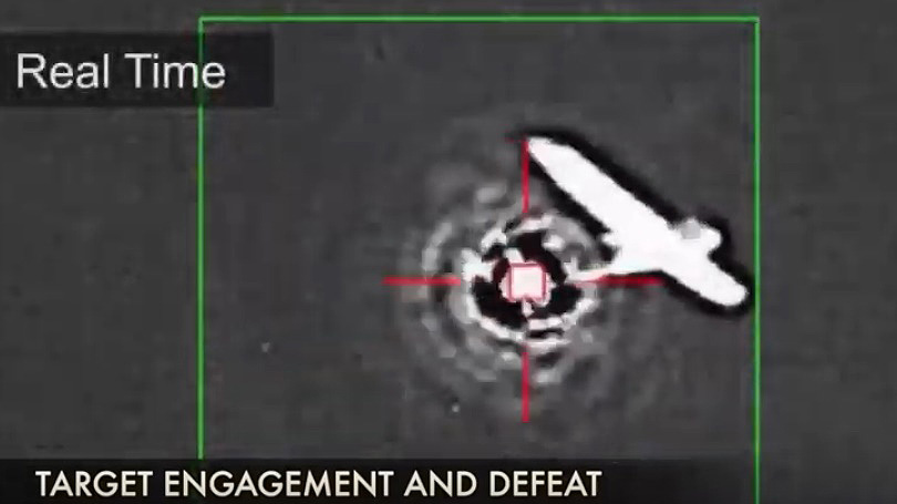 MTHEL로 요격한 무인기. 레이저를 무인기 취약부위인 후미익에 조사하고 화재를 일으켜 추락시키는 모습이다. 유튜브 영상캡쳐
