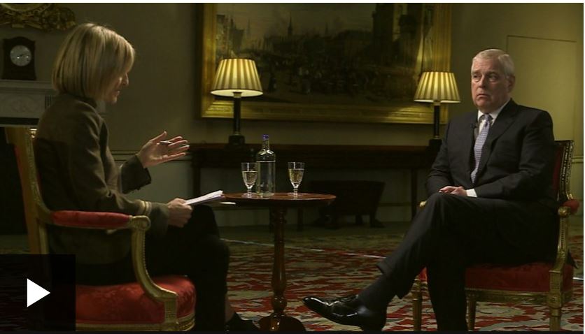 영국 앤드루(오른쪽) 왕자가 BBC 방송 앵커 에밀리 매틀리스와 인터뷰를 하고 있다. 14일 진행된 인터뷰는 16일 방송됐다. BBC캡처