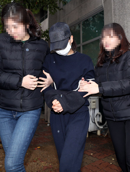 3살 딸 빗자루로 때려 숨지게 한 20대 미혼모 영장심사