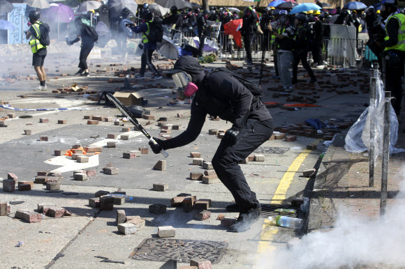 17일(현지시간) 홍콩 폴리테크닉대학교 캠퍼스에서 경찰과 시위대가 최루탄과 화염병을 주고받으며 충돌했다. AP 연합뉴스