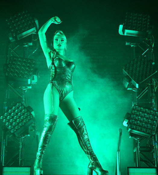 독일 가수 킴 페트라가 16일(현지시간) 미국 뉴욕 브루클린에서 열린 자선 투어 콘서트에서 공연을 펼치고 있다.<br>AFP 연합뉴스