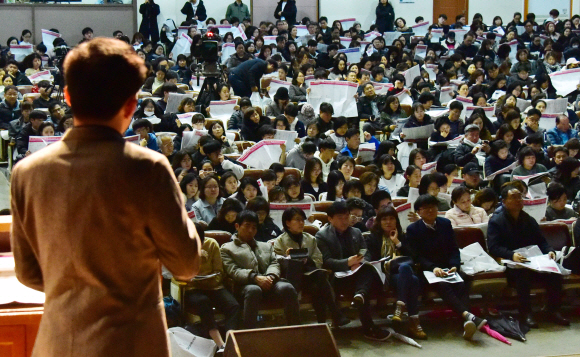 17일 오후 서울 강남구 진선여고에서 스카이에듀 주최로 열린 2020대입지원전략 설명회에 참석한 수험생과 학부모들이 입시전문가의 설명을 듣고 있다.  2019.11.17 이종원 선임기자 jongwon@seoul.co.kr